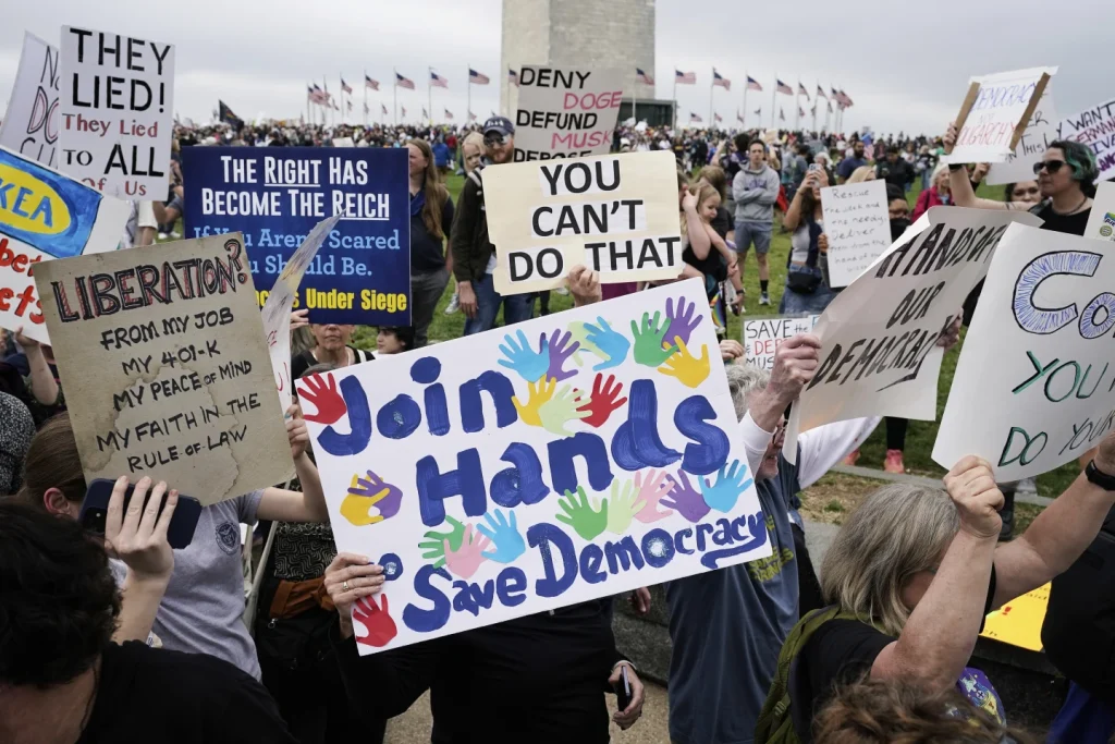 Protestan contra Trump y Musk en todo EEUU