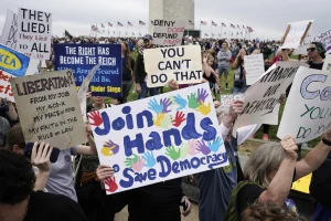 Protestan contra Trump y Musk en todo EEUU
