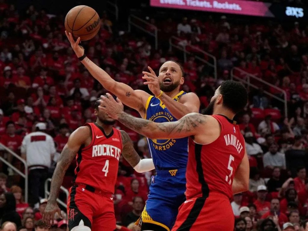 Curry comandó el triunfo de los Warriors