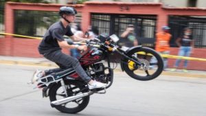 Anuncian severas sanciones para quienes realicen motopiruetas en la vía pública