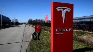 Beneficios netos de Tesla se desplomaron un 71% en el primer trimestre del año