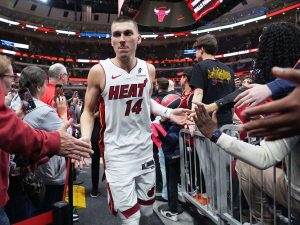 Tyler Herro lleva a los Bulls directo al Play-in