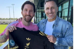 Lionel Messi recibe especial visita y posa con la playera de México