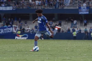 La esposa y el hijo del futbolista ecuatoriano Jackson Rodríguez, del Emelec de Guayaquil, fueron secuestrados este miércoles en la casa del jugador, según la policía. (captura de pantalla)