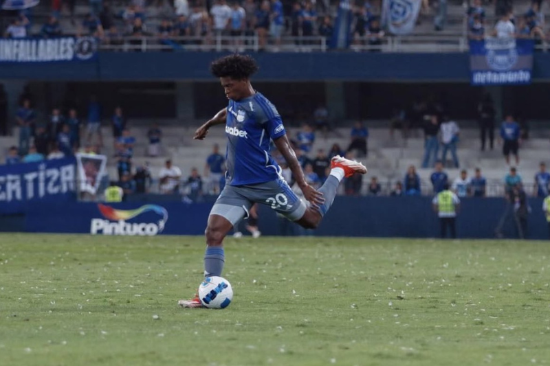 La esposa y el hijo del futbolista ecuatoriano Jackson Rodríguez, del Emelec de Guayaquil, fueron secuestrados este miércoles en la casa del jugador, según la policía. (captura de pantalla)