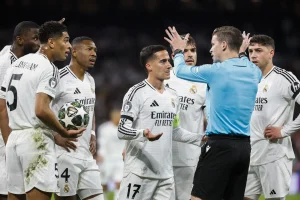 MADRID, 16/04/2025.- Los jugadores del Real Madrid protestan el penalti pitado por el árbitro durante el partido de vuelta de cuartos de final de la Liga de Campeones que Real Madrid y Arsenal juegan hoy miércoles en el estadio Santiago Bernabéu. EFE/Chema Moya