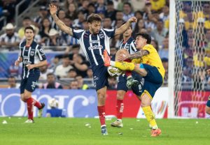 Sergio Canales (i) de Monterrey disputa el balón con Alejandro Zendejas de América. EFE/ Miguel Sierra