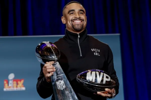 El mariscal de campo de los Eagles Jalen Hurts posa con el trofeo Vince Lombardi y con el que lo catalagó como el MVP del Super Bowl ante los Chiefs. EFE/EPA/ERIK S. LESSER