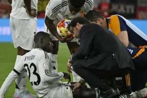 El defensa francés del Real Madrid Ferland Mendy (i) se lesiona durante la final de la Copa del Rey que disputaron Real Madrid y FC Barcelona en el estadio de La Cartuja, en Sevilla. EFE/Raúl Caro.