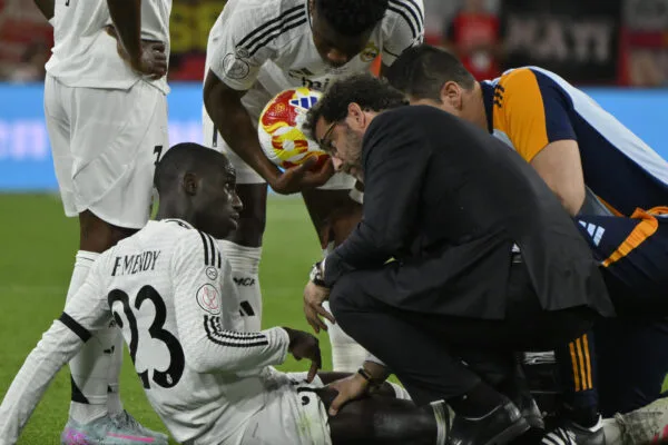 El defensa francés del Real Madrid Ferland Mendy (i) se lesiona durante la final de la Copa del Rey que disputaron Real Madrid y FC Barcelona en el estadio de La Cartuja, en Sevilla. EFE/Raúl Caro.
