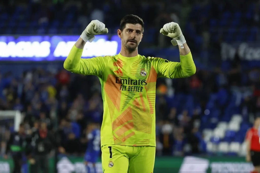 GETAFE (MADRID), 23/04/2025.- El guardameta del Real Madrid Thibaut Courtois celebra la victoria tras el partido de la jornada 33 de LaLiga que Getafe CF y Real Madrid disputaron hoy miércoles en el Coliseum de Getafe. EFE/Juanjo Martín