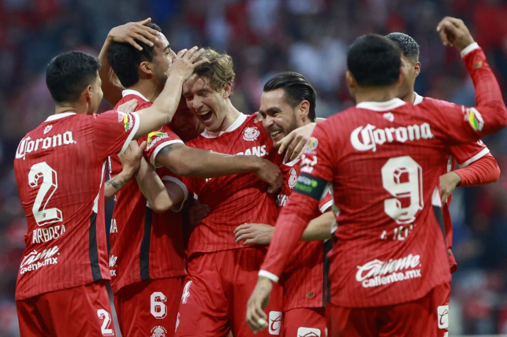 Toluca derrota al Santos y empata con el América en la cima