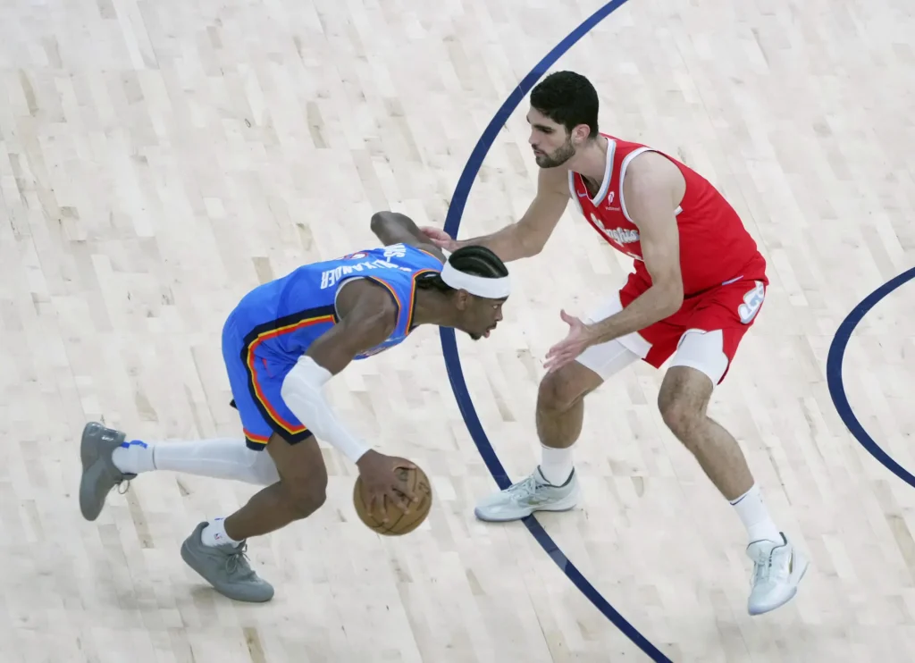 AME2730. MEMPHIS (ESTADOS UNIDOS), 26/04/2025.- Santi Aldama (d) de Memphis disputa el balón con Shai Gilgeous- Alexander de Oklahoma City Thunder durante el partido entre Memphis Grizzlies y Oklahoma Thunder este sábado, en el FedEx Forum en Memphis (Estados Unidos). EFE/ Karen Pulfer Focht