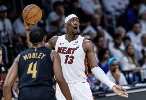 MIAMI (United States), 26/04/2025.- Miami Heat center Bam Adebayo (R) in action against Cleveland Cavaliers Center Evan Mobley during the NBA Basketball Playoffs Round 1 game 3 match between the Miami Heat and the Cleveland Cavaliers at the Kaseya Center in Miami, Florida, USA, 26 April 2025. (Baloncesto) EFE/EPA/CRISTOBAL HERRERA-ULASHKEVICH SHUTTERSTOCK OUT