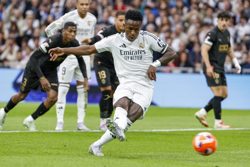 MADRID, 05/04/2025.- El delantero del Real Madrid Vinicius lanza un penalti durante el partido de LaLiga entre el Real Madrid y el Valencia C.F., disputado este sábado en el estadio Santiago Bernabéu en Madrid. EFE/Chema Moya