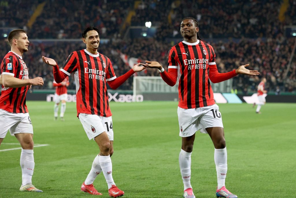 UDINE (Italy), 11/04/2025.- Milans Rafael Leao (R) jubilates with his teammates Tijjani Reijnders and Luka Jovic (L) after scoring the goal during the Italian Serie A soccer match Udinese Calcio vs AC Milan at the Friuli - Bluenergy Stadium in Udine, Italy, 11 April 2025. (Italia) EFE/EPA/Gabriele Menis