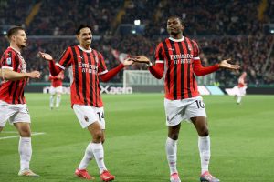 UDINE (Italy), 11/04/2025.- Milans Rafael Leao (R) jubilates with his teammates Tijjani Reijnders and Luka Jovic (L) after scoring the goal during the Italian Serie A soccer match Udinese Calcio vs AC Milan at the Friuli - Bluenergy Stadium in Udine, Italy, 11 April 2025. (Italia) EFE/EPA/Gabriele Menis