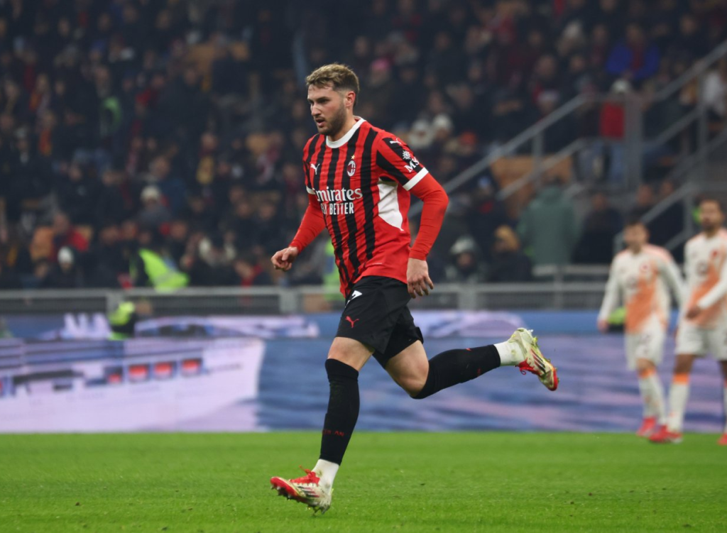 Santiago Gimenez en su debut con el AC Milan ante la Roma en Copa Italia. / X: @acmilan