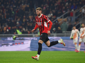 Santiago Gimenez en su debut con el AC Milan ante la Roma en Copa Italia. / X: @acmilan