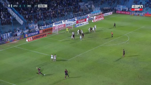 Gol de tiro libre de Alex Luna en el partido entre Atlético Tucuman e Instituto en la Liga de Argentina. Captura de pantalla.