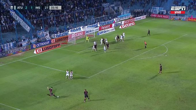 Gol de tiro libre de Alex Luna en el partido entre Atlético Tucuman e Instituto en la Liga de Argentina. Captura de pantalla.