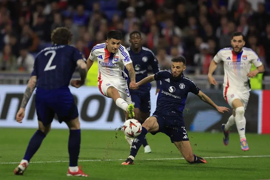 Thiago Almada (C) del Lyon en acción durante el partido de ida de los cuartos de final de la UEFA Europa League entre el Olympique Lyonnais y el Manchester United.