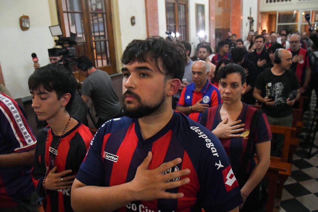 Papa Francisco: Hinchas de San Lorenzo celebran misa en su honor