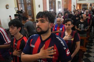 Papa Francisco: Hinchas de San Lorenzo celebran misa en su honor