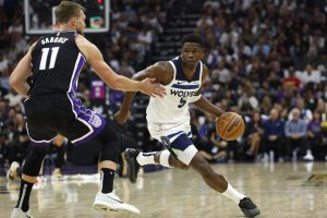 Los jugadores de los Sacramento Kings Domantas Sabonis (iz) y de los Minnesota Timberwolves, Anthony Edwards, durante el partido de la liga regular de la NBA, este jueves. EFE/EPA/JOHN G. MABANGLO