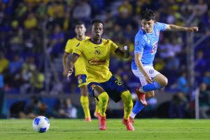 Cristian Borja (i) de América disputa un balón con Alexis Gutiérrez de Cruz Azul en un juego de ida por los cuartos de final de la CONCACAF Champions Cup 2025 en el estadio Ciudad de los Deportes en la Ciudad de México (México). Archivo. EFE/ Sáshenka Gutiérrez