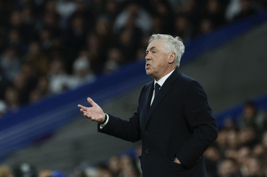 El entrenador del Real Madrid, el italiano Carlo Ancelotti, en el estadio Santiago Bernabéu, en Madrid. EFE/JuanJo Martín