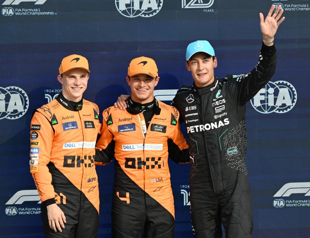 Monza (Italy), 30/08/2024.- El inglés Lando Norris (McLaren, c.), segundo en el Mundial de Fórmula Uno, festeja tras firmar la 'pole' para el Gran Premio de Italia, en Monza, junto a su compañero el australiano Oscar Piastri (i.), que sale segundo; y a su compatriota George Russell (Mercedes), tercero. EFE/EPA/Daniel Dal Zennaro