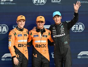 Monza (Italy), 30/08/2024.- El inglés Lando Norris (McLaren, c.), segundo en el Mundial de Fórmula Uno, festeja tras firmar la 'pole' para el Gran Premio de Italia, en Monza, junto a su compañero el australiano Oscar Piastri (i.), que sale segundo; y a su compatriota George Russell (Mercedes), tercero. EFE/EPA/Daniel Dal Zennaro