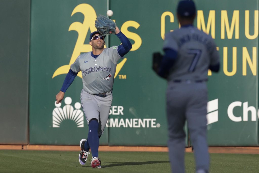 Fotografía de archivo en la que se registró al pelotero estadounidense George Springer (i), jardinero de los Azulejos de Toronto, quien disparó dos jonrones de tres carreras, para completar seis remolcadas, en el triunfo de su equipo 9-2 sobre los Yanquis de Nueva York en la MLB. EFE/John G. Mabanglo
