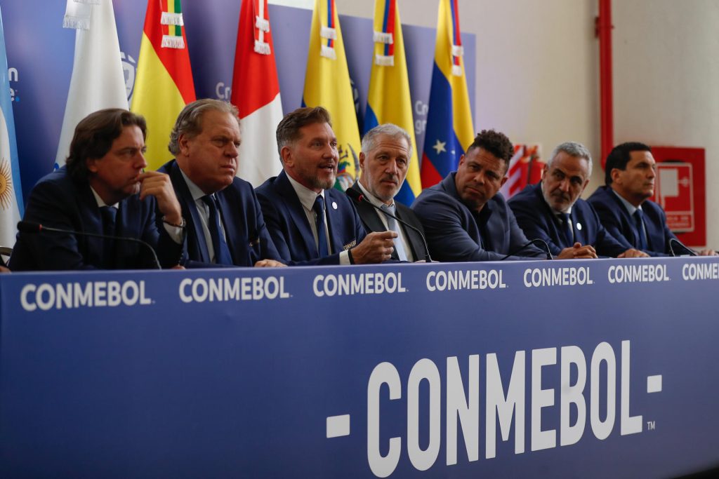 Desde la izquierda el presidente de la Asociación Uruguaya de Fútbol, Ignacio Alonso, el presidente de la federación colombiana de fútbol, Ramón Jesurún, el presidente de la Conmebol, Alejandro Domínguez, el presidente de la Federación Internacional de Futbolistas Profesionales (Fifpro), Sergio Marchi, el exjugador de fútbol, Ronaldo, el presidente de la Asociación Nacional de Fútbol Profesional de Chile, Pablo Milad y el presidente de la Asociación Paraguaya de Fútbol, Robert Harrison, asisten a una conferencia de prensa en el Centro de Convenciones de la Conmebol, en Luque (Paraguay). EFE/ Juan Pablo Pino