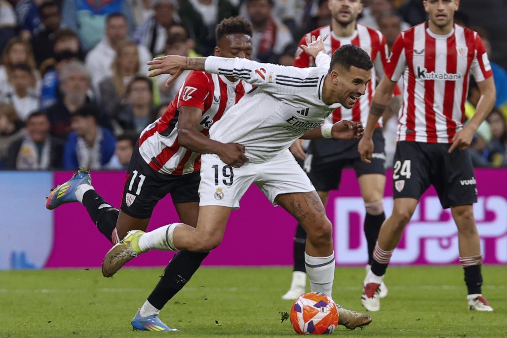 El centrocampista del Real Madrid Daniel Ceballos (d) se escapa de Álvaro Djaló, del Athletic Club, en el partido de la jornada 32 de LaLiga que Real Madrid y Athletic Club de Bilbao disputan en el estadio Santiago Bernabéu, en Madrid. EFE/ Chema Moya