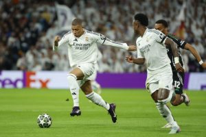 El delantero del Real Madrid Kylian Mbappé (i) se escapa con el balón secundado por Vinicius (d) durante el partido de vuelta de cuartos de final de la Liga de Campeones ante el Arsenal. EFE/Mariscal