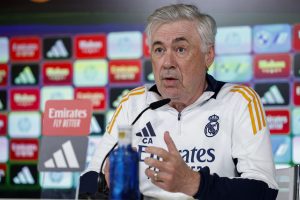 El entrenador italiano del Real Madrid, Carlo Ancelotti, ofrece una rueda de prensa previa al partido de mañana de LaLiga EA Sports ante el Valencia CF este viernes, en Madrid. EFE/ Chema Moya