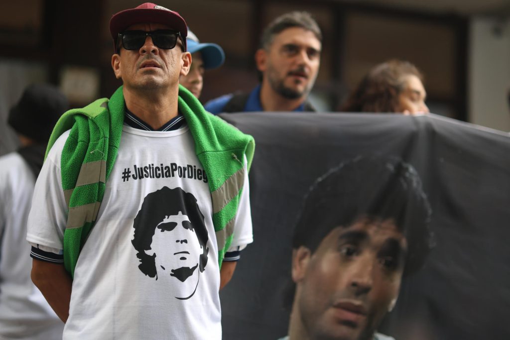 Simpatizantes de Diego Armando Maradona esperan este martes, frente a los tribunales de San Isidro en Buenos Aires, (Argentina). EFE/ Juan Ignacio Roncoroni