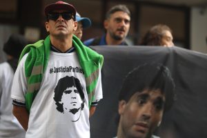 Simpatizantes de Diego Armando Maradona esperan este martes, frente a los tribunales de San Isidro en Buenos Aires, (Argentina). EFE/ Juan Ignacio Roncoroni
