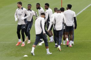 - Los jugadores del Real Madrid en el entrenamiento celebrado este martes en la Ciudad Deportiva de Valdebebas, en la víspera del partido de vuelta de cuartos de final de la Liga de Campeones ante el Arsenal. EFE/ J.P.Gandul