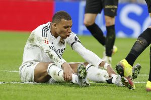 El delantero francés del Real Madrid Kylian Mbappé durante el partido de LaLiga entre el Real Madrid y el Valencia disputado este sábado en el estadio Santiago Bernabéu en Madrid. EFE/Chema Moya
