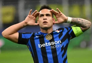 El argentino Lautaro Martínez celebra su gol que supuso el empate a uno con el Bayern Múnich en un partido en el que el equipo italiano logró la clasificación para las semifinales de la Liga de Campeones. EFE/EPA/DANIEL DAL ZENNARO