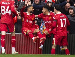 Luis Díaz celebra el 1-0 junto a Salah. EFE/EPA/PETER POWELL.