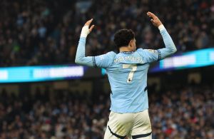 El jugador del City Omar Marmoush (C) celebra el 3-0 durante el partido de la Premier League que han jugado Manchester City y Newcastle United, en Manchester, Reino Unido. EFE/EPA/ADAM VAUGHAN
