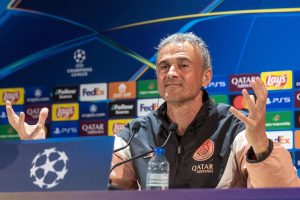 El técnico español del PSG, Luis Enrique Martínez, en la conferencia de prensa previa al choque de cuartos de final de la Liga de Campeones contra el Aston Villa. EFE/EPA/CHRISTOPHE PETIT TESSON
