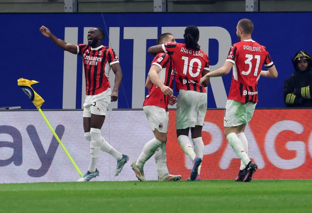 El jugador del AC Milan Luka Jovic celebra un gol durante el partido de cuelta de semifinales de Copa jugado en el Giuseppe Meazza stadium en Milan, Italia. EFE/EPA/MATTEO BAZZI
