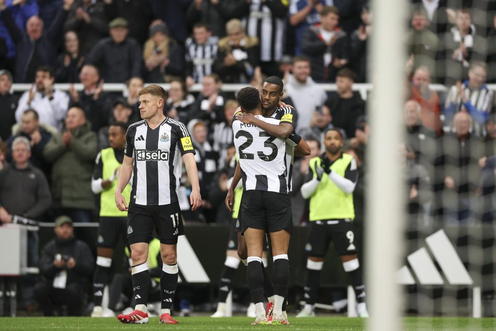 El jugador Alexander Isak, del Newcastle United (d), celebra con sus compñaeros un gol durante el partido de la Premier League que han jugado Newcastle United y Crystal Palace, en Newcastle, Reino Unido. EFE/EPA/ADAM VAUGHAN