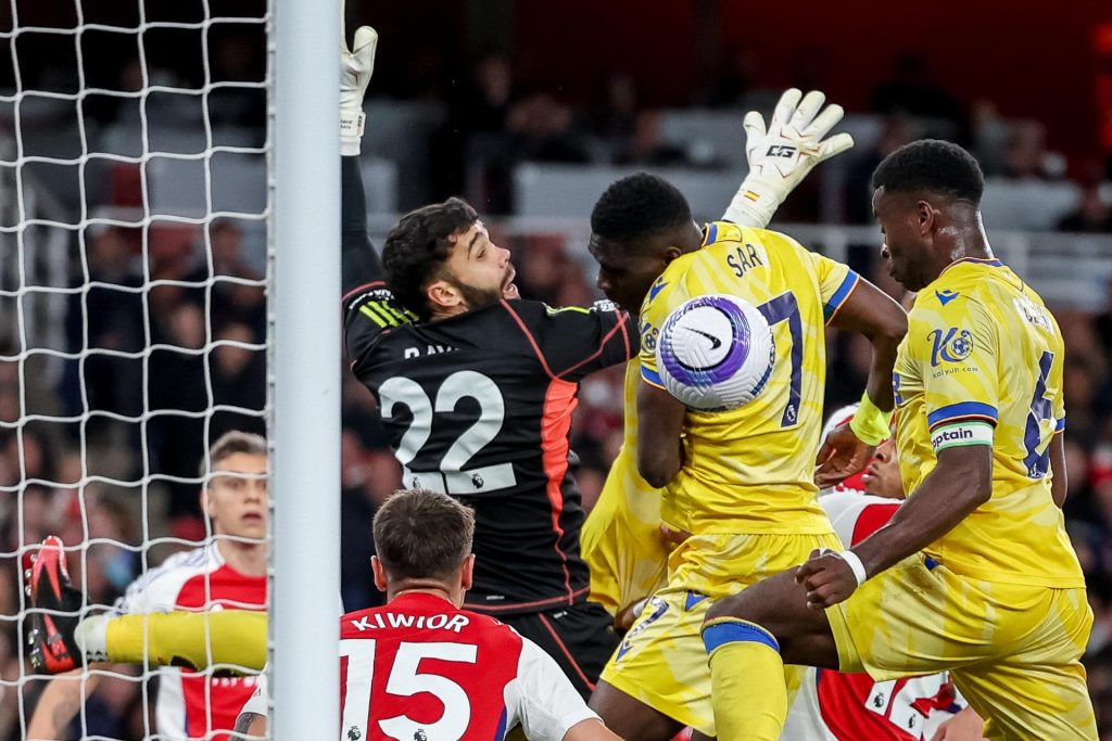 El portero del Arsenal David Raya (3-I) sale por alto ante Ismaila Sarr, del Crystal Palace (2-d) duante el partido de la Premier League jugado en Londres, Reino Unido. EFE/EPA/ANDY RAIN