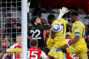El portero del Arsenal David Raya (3-I) sale por alto ante Ismaila Sarr, del Crystal Palace (2-d) duante el partido de la Premier League jugado en Londres, Reino Unido. EFE/EPA/ANDY RAIN